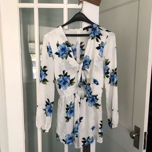 Romantic, white, long sleeved romper 💙